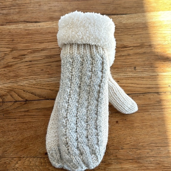 The Paper Store Winter Mittens - Picture 4 of 4